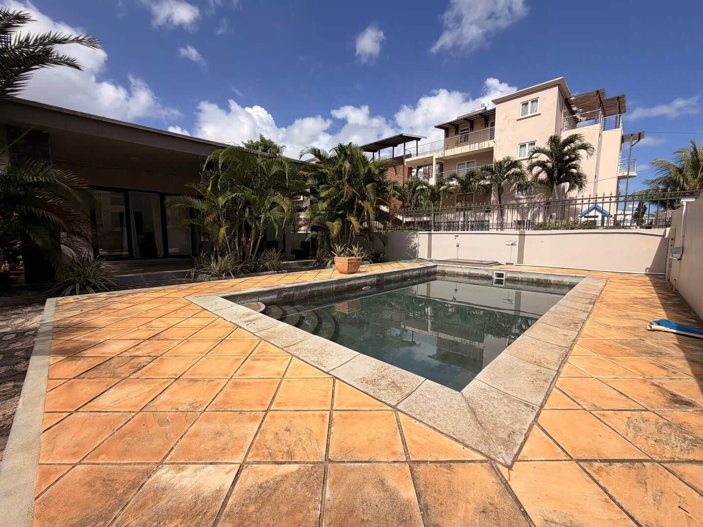 2-Bedroom Apartment with Shared Pool for Rent – 500m from Flic-en-Flac Beach - Photo 2