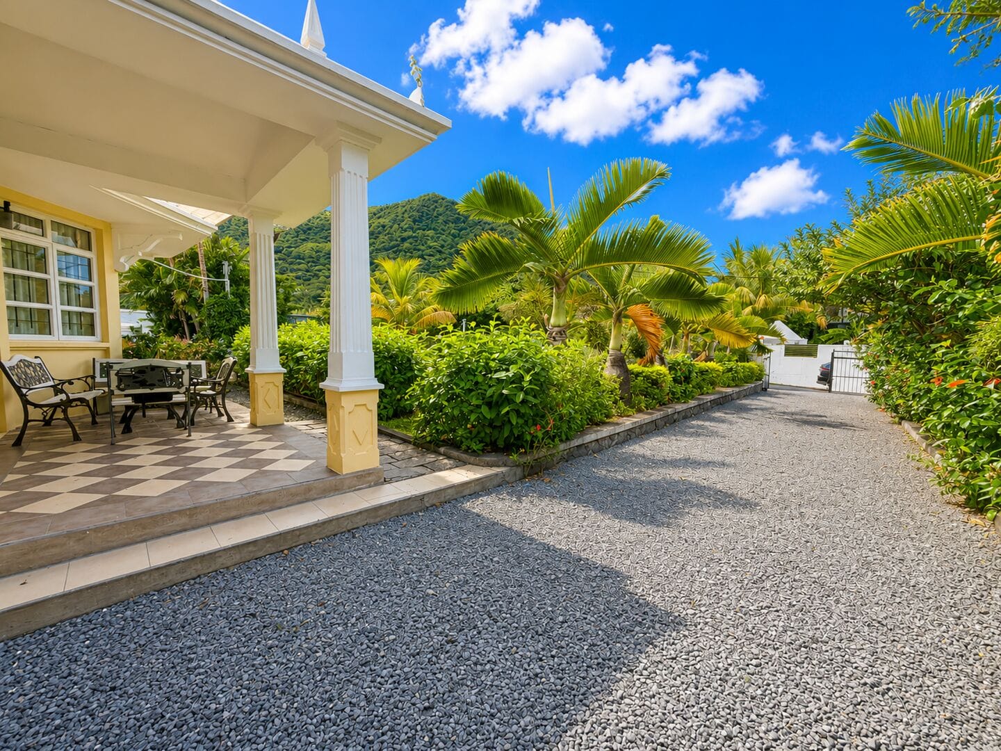 5-Bedroom Family Home with Pool and Exceptional Views – For Rent in La Gaulette - Photo 2