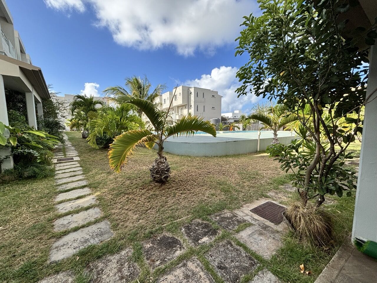 TRIPLEX ENTIÈREMENT RÉNOVÉ 3 CHAMBRES EN RESIDENCE AVEC PISCINES – GRAND BAIE