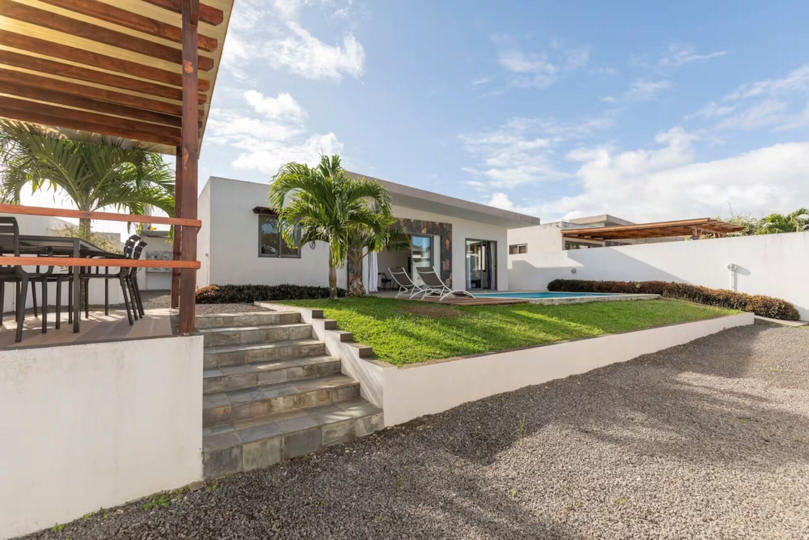 Pleasant 3-Bedroom Villa with Private Pool & Kiosk – For Rent in Grand Baie - Photo 2