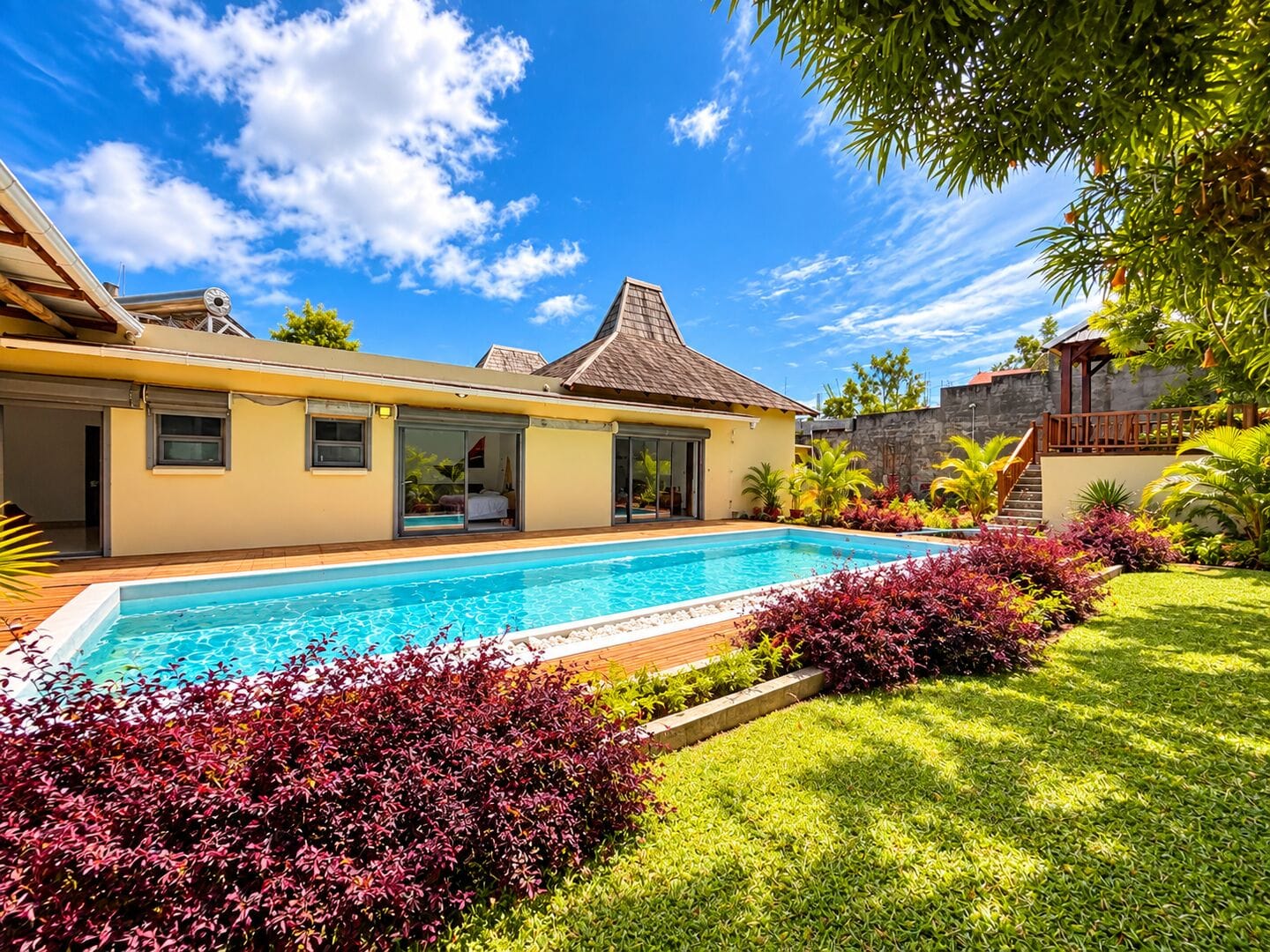 Villa de style balinais à rénover – 3 chambres en suite avec piscine à Pereybère - Photo 1