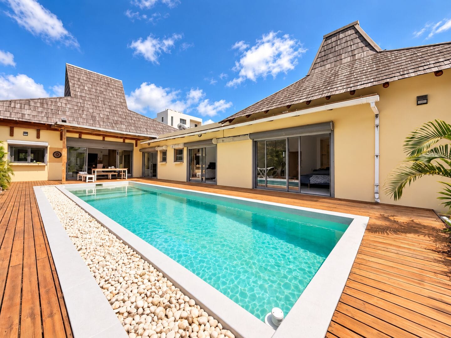 Villa de style balinais à rénover – 3 chambres en suite avec piscine à Pereybère - Photo 2