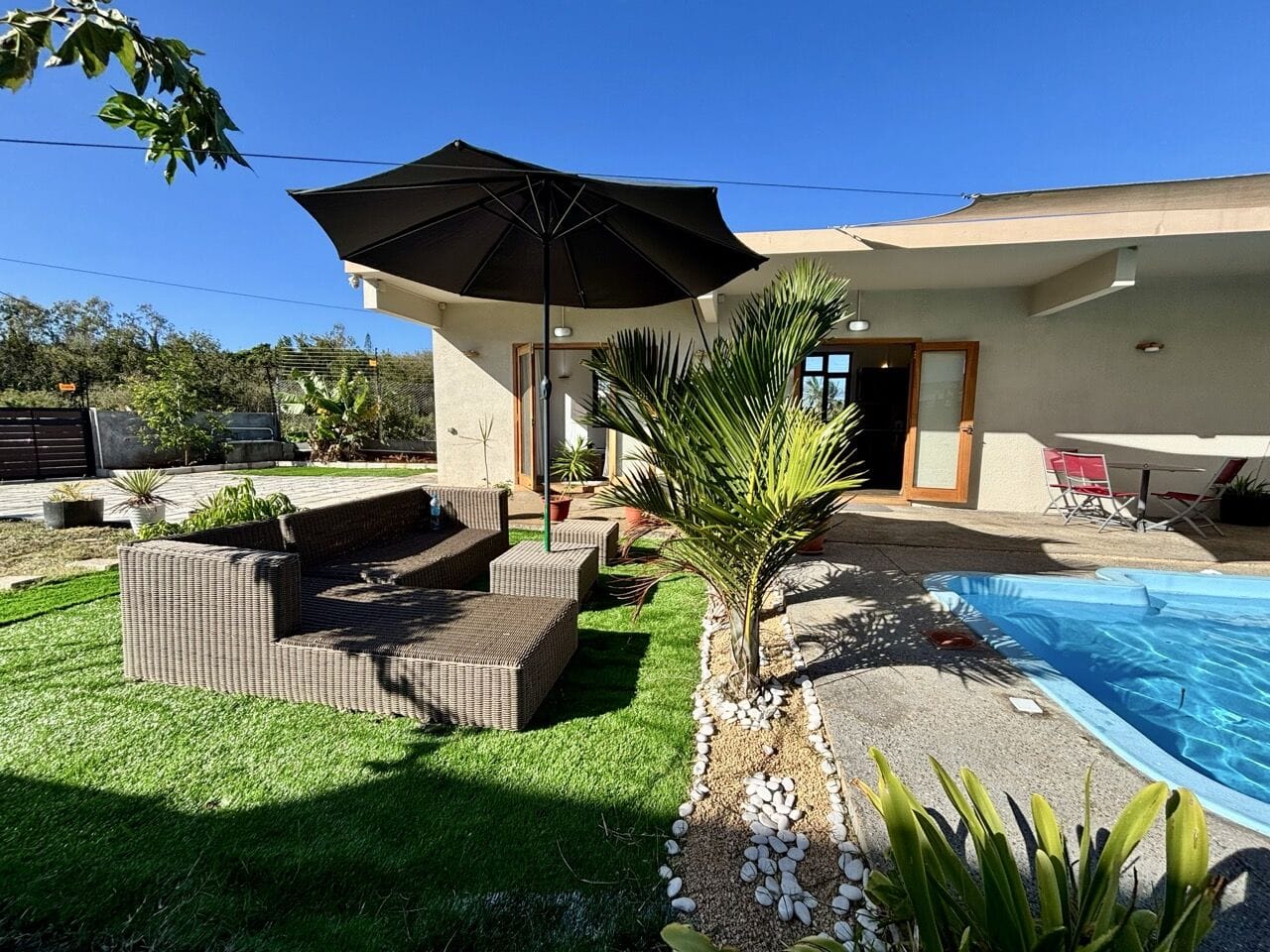 ONE-STOREY VILLA WITH 2 BEDROOMS, TROPICAL TERRACE AND SWIMMING POOL – GRAND GAUBE - Photo 2