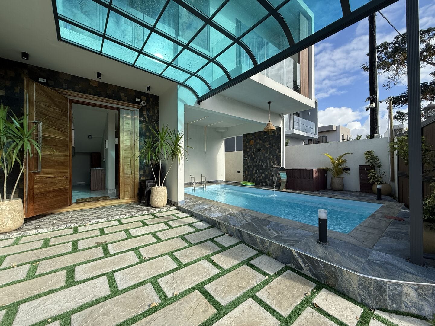BRAND-NEW LUXURY 3 EN-SUITE BEDROOM VILLA WITH PRIVATE POOL AND ROOFTOP – GRAND BAIE - Photo 1