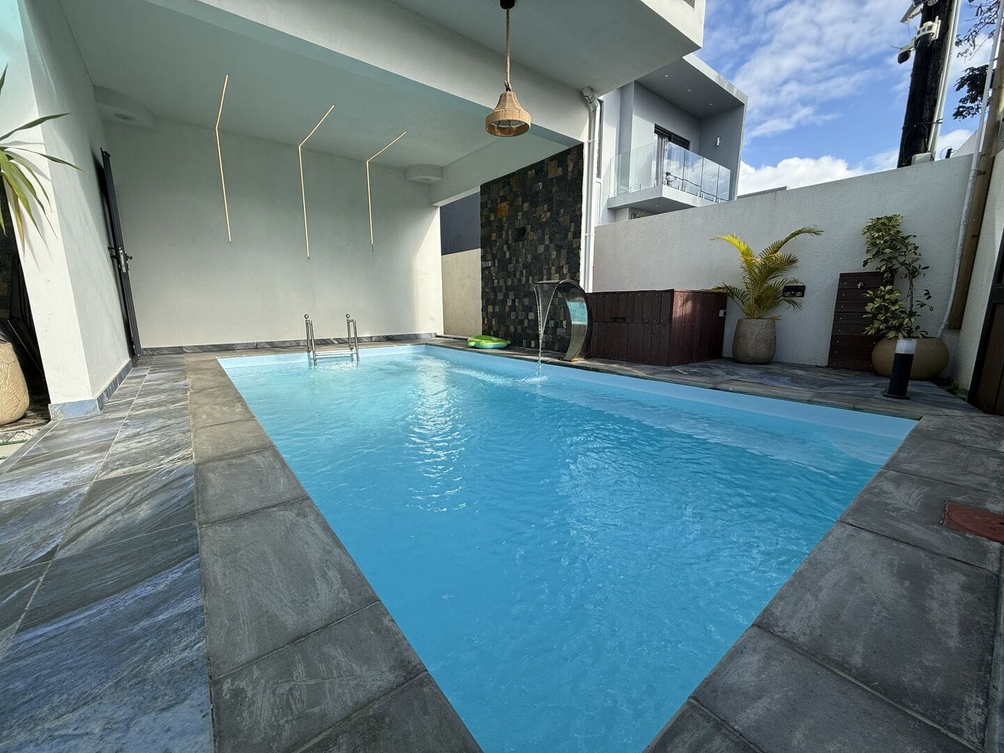 BRAND-NEW LUXURY 3 EN-SUITE BEDROOM VILLA WITH PRIVATE POOL AND ROOFTOP – GRAND BAIE - Photo 2