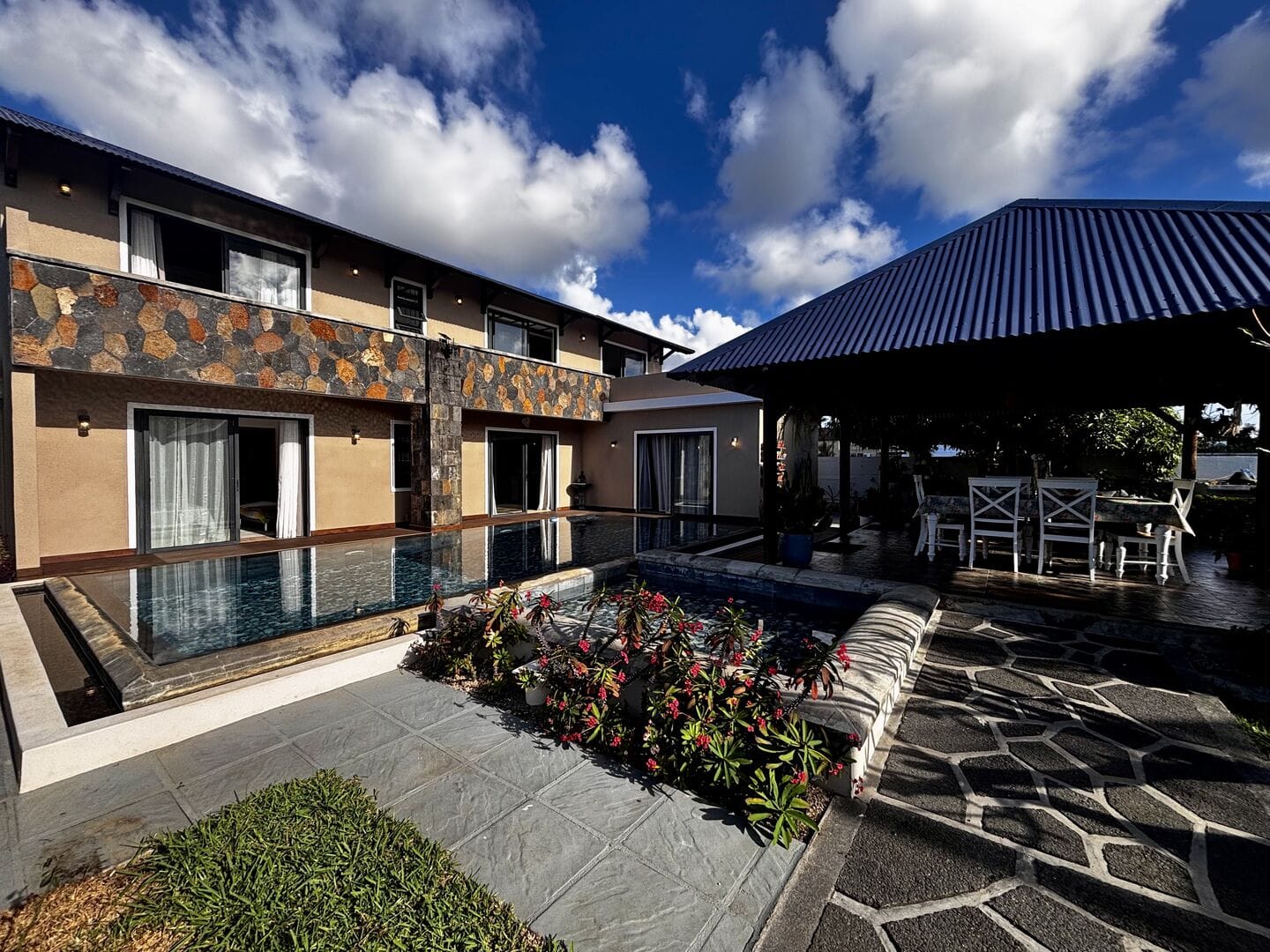 VILLA D'EXCEPTION 4 CHAMBRES EN SUITE AVEC PISCINE À DÉBORDEMENT – CALODYNE