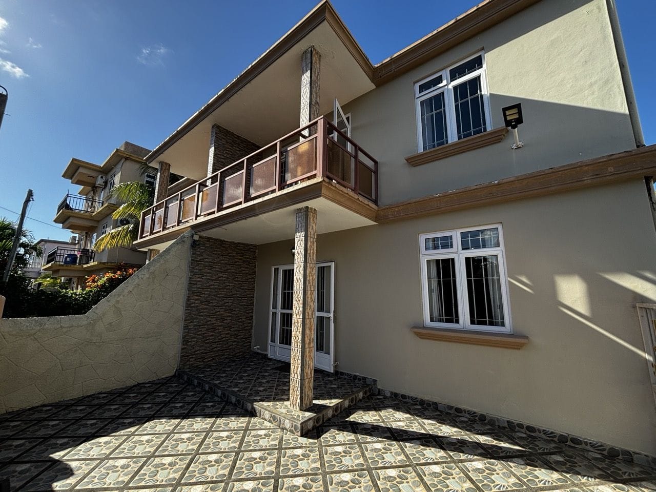4-BEDROOM HOUSE WITH ROOFTOP NEAR THE BEACH – PEREYBERE