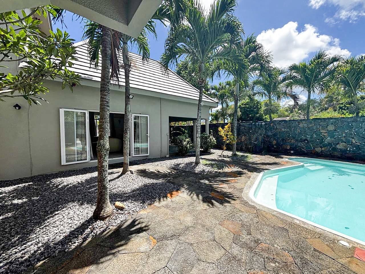 4-BEDROOM VILLA WITH POOL AND LARGE GARDEN – POINTE AUX CANONNIERS - Photo 1