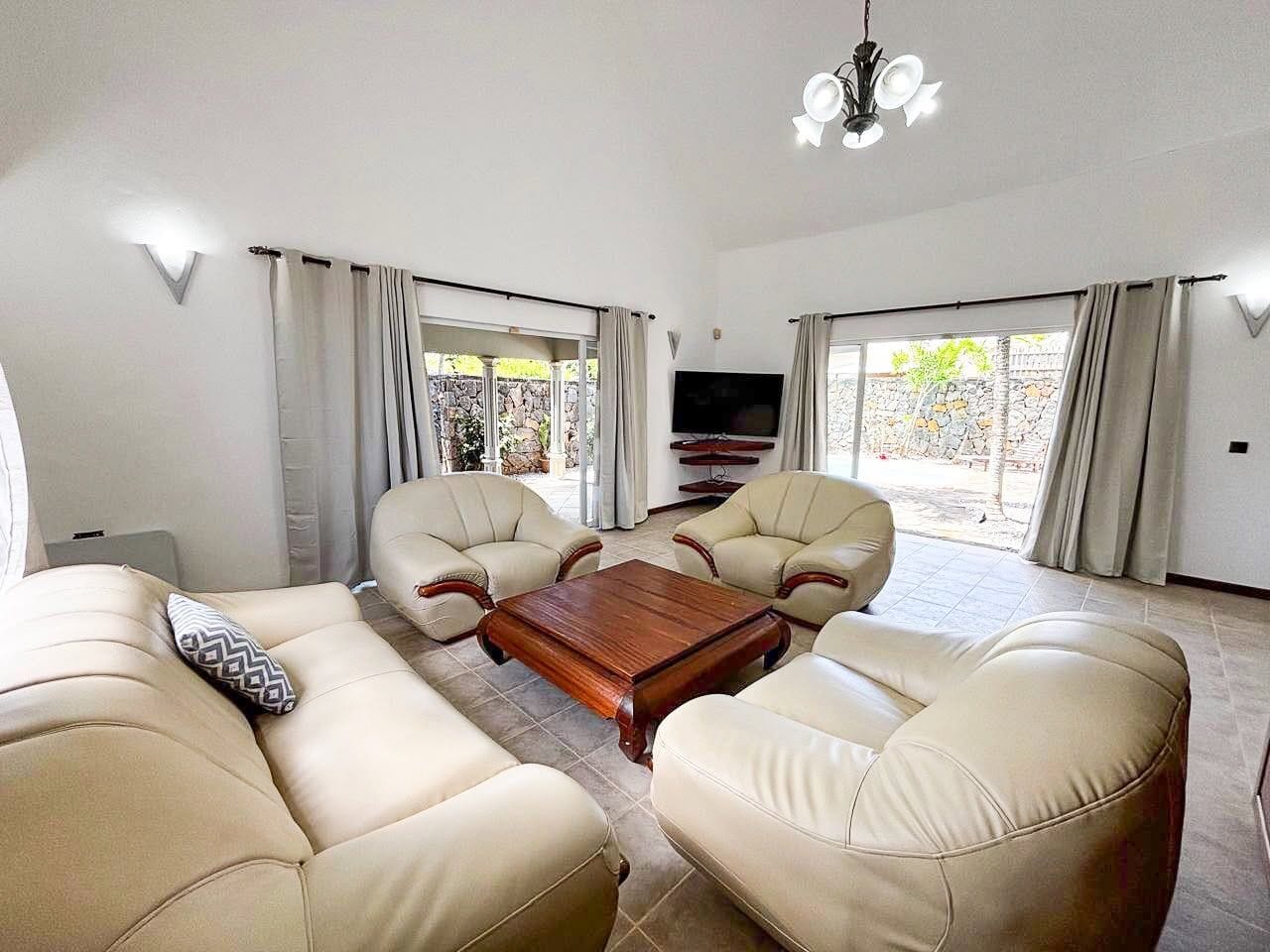 4-BEDROOM VILLA WITH POOL AND LARGE GARDEN – POINTE AUX CANONNIERS - Photo 2