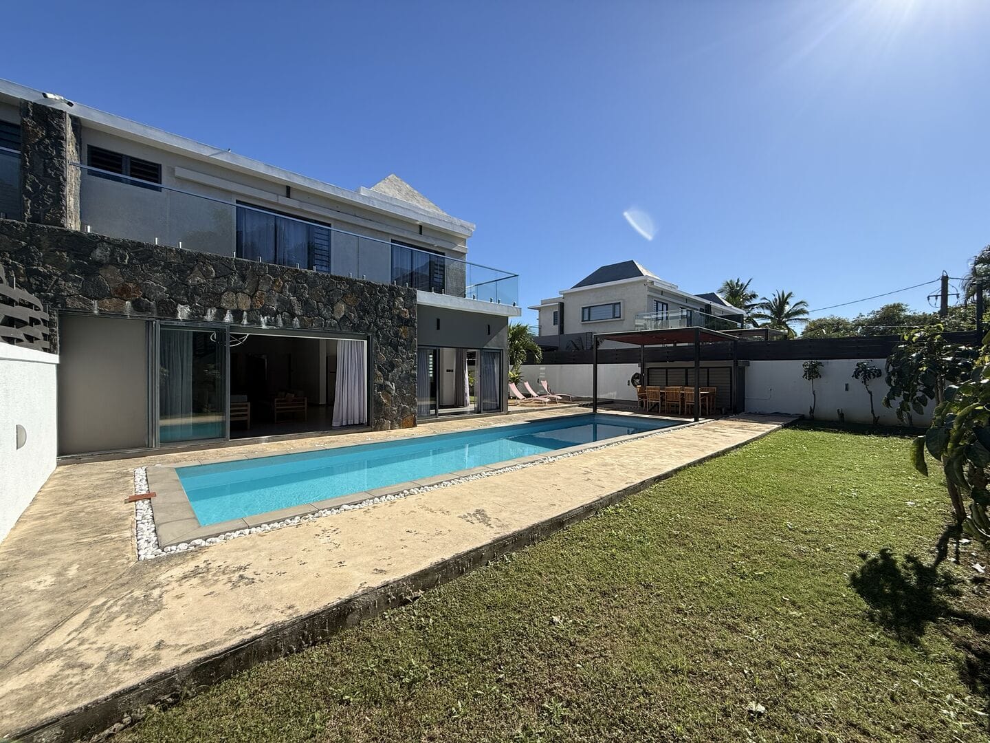 VILLA D'EXCEPTION 4 CHAMBRES EN SUITE AVEC PISCINE PRIVÉE – PEREYBÈRE