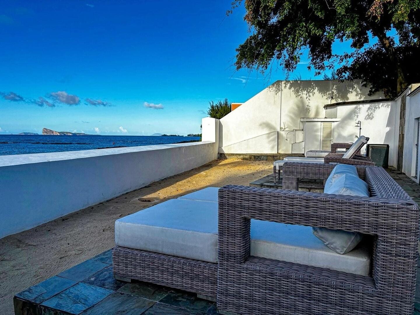 Splendid Villa in Secure Residence with Direct Sea Access at Pointe aux Canonniers - Photo 2