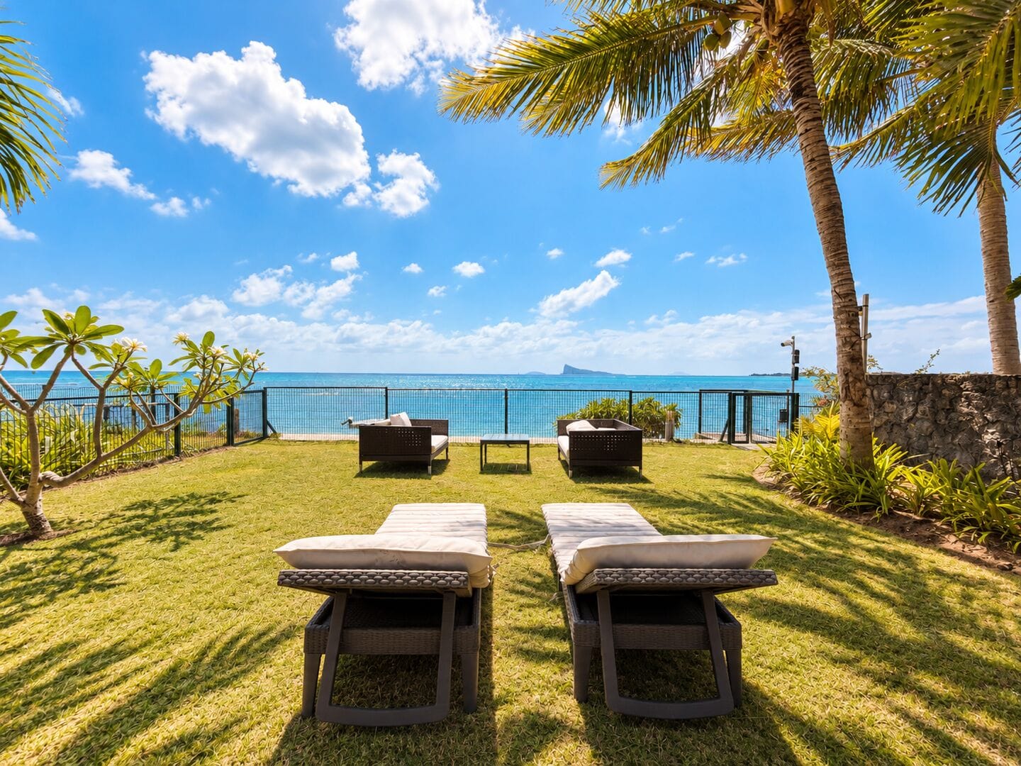 Exceptionnelle villa pieds dans l’eau avec 3 chambres, bureau et vue sur le Coin de Mire – Pointe aux Canonniers - Photo 1