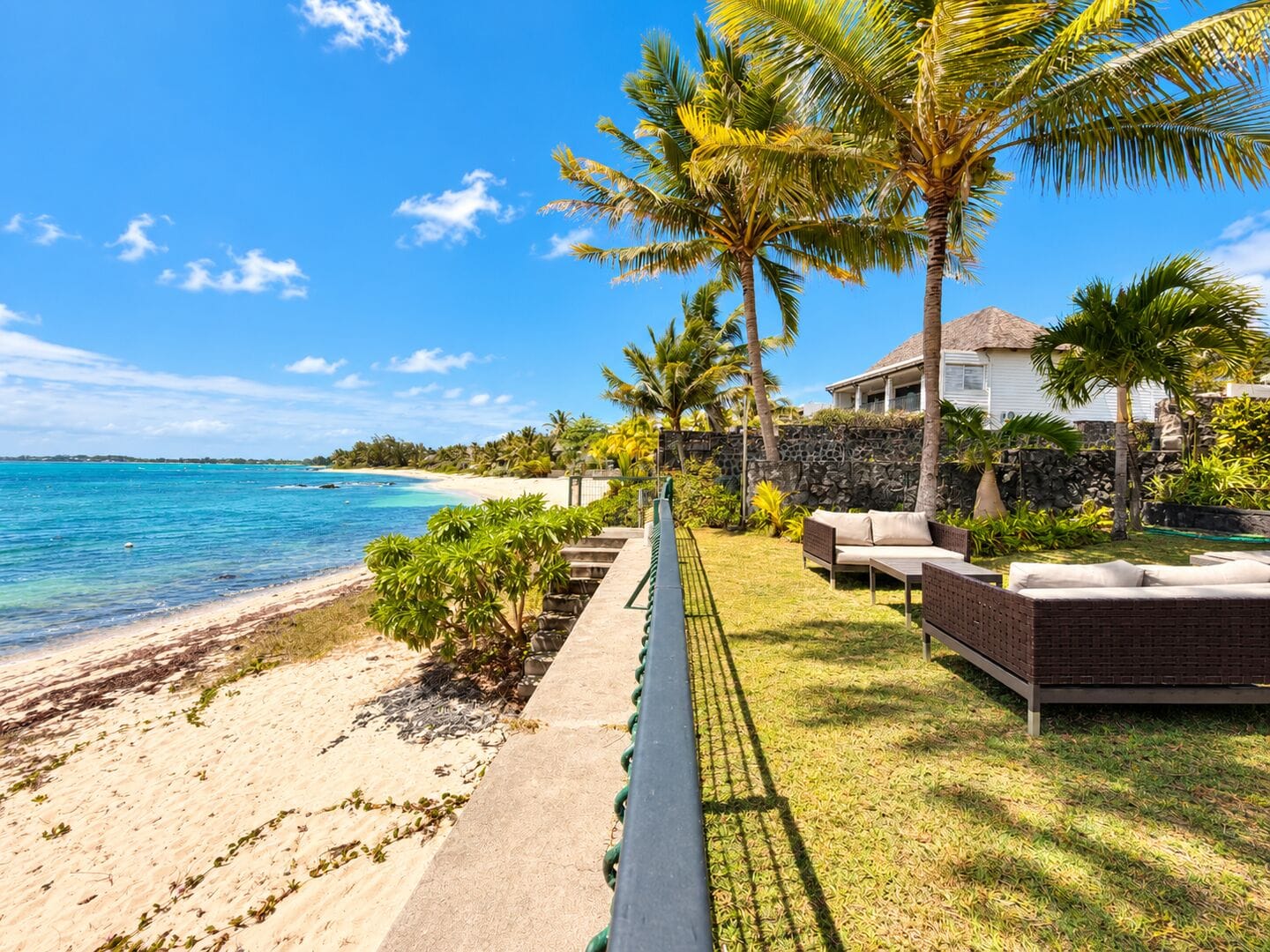 Exceptionnelle villa pieds dans l’eau avec 3 chambres, bureau et vue sur le Coin de Mire – Pointe aux Canonniers - Photo 2