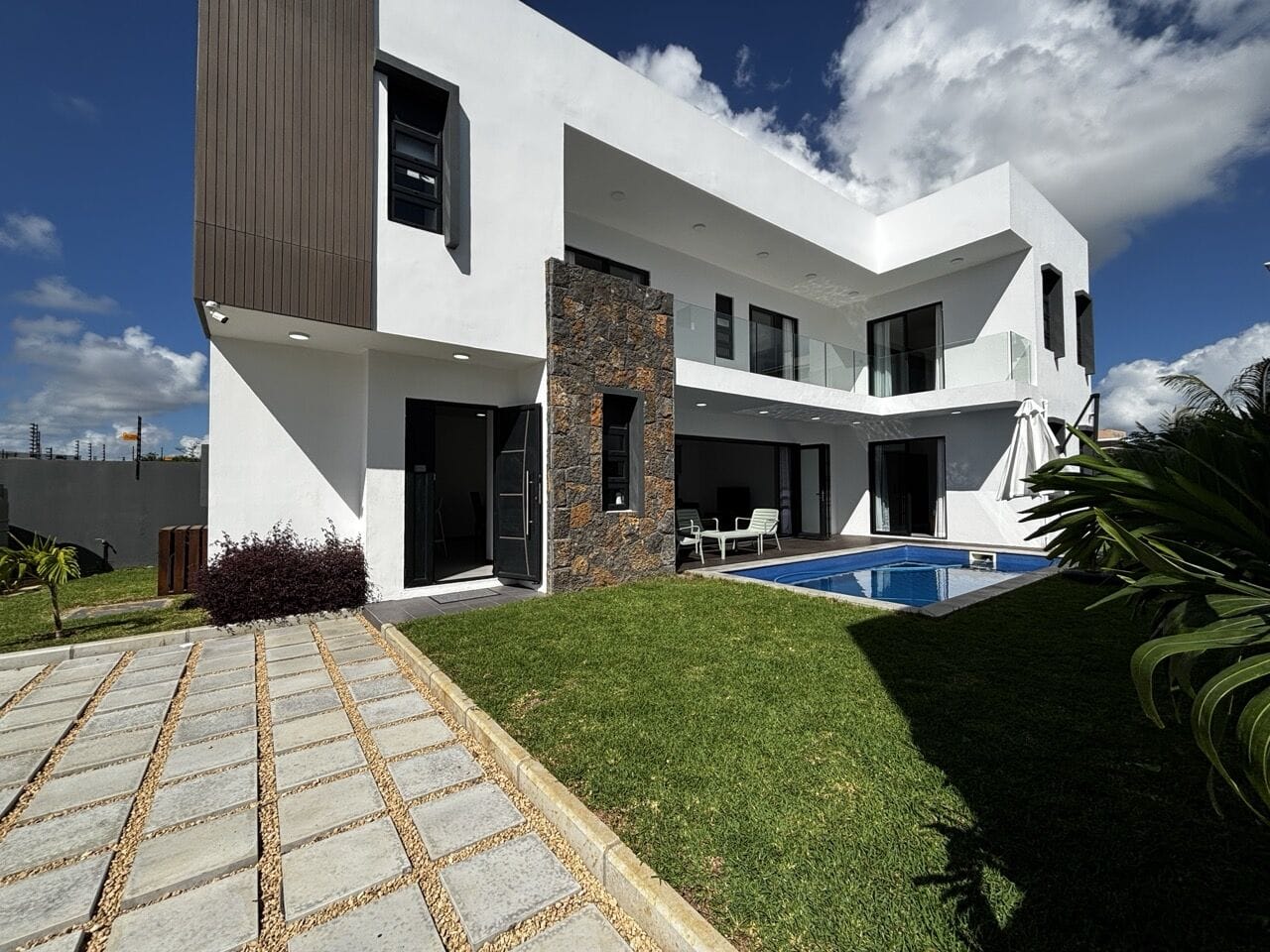 NEW CONTEMPORARY 4-BEDROOM VILLA WITH PRIVATE SWIMMING POOL AND ROOFTOP TERRACE – PÉREYBÈRE - Photo 1