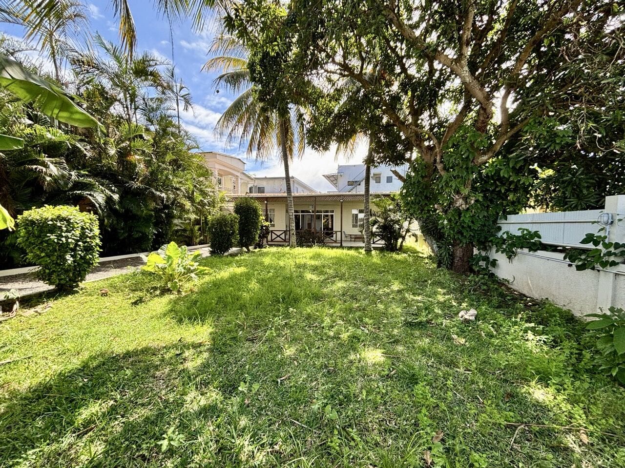 HOUSE WITH LARGE VERANDA, GARDEN AND BEACH WALKING DISTANCE – PEREYBERE - Photo 1