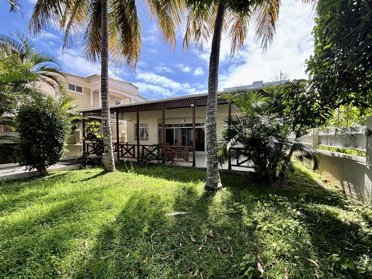 HOUSE WITH LARGE VERANDA, GARDEN AND BEACH WALKING DISTANCE – PEREYBERE - Photo 2