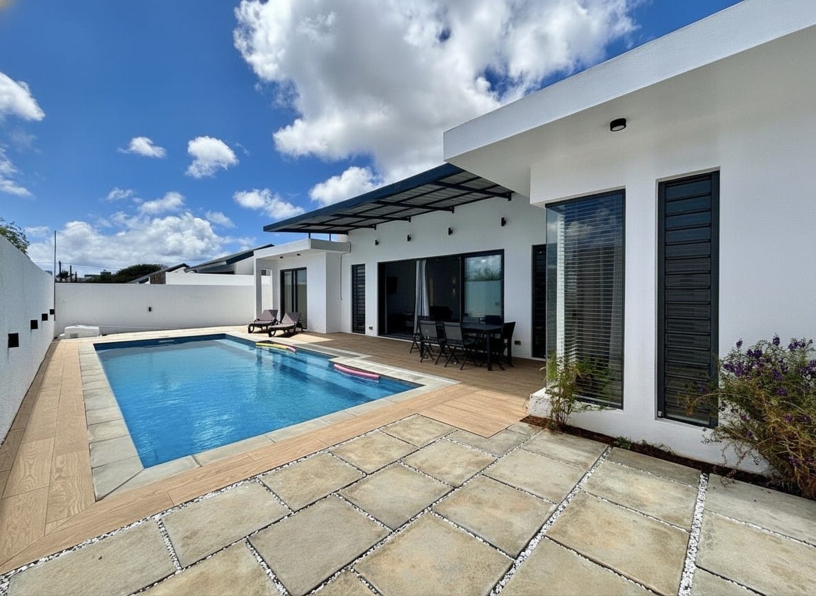 VILLA DE PLAIN-PIED 3 CHAMBRES, GRANDS VOLUMES ET PISCINE 12 M – PEREYBERE - Photo 1