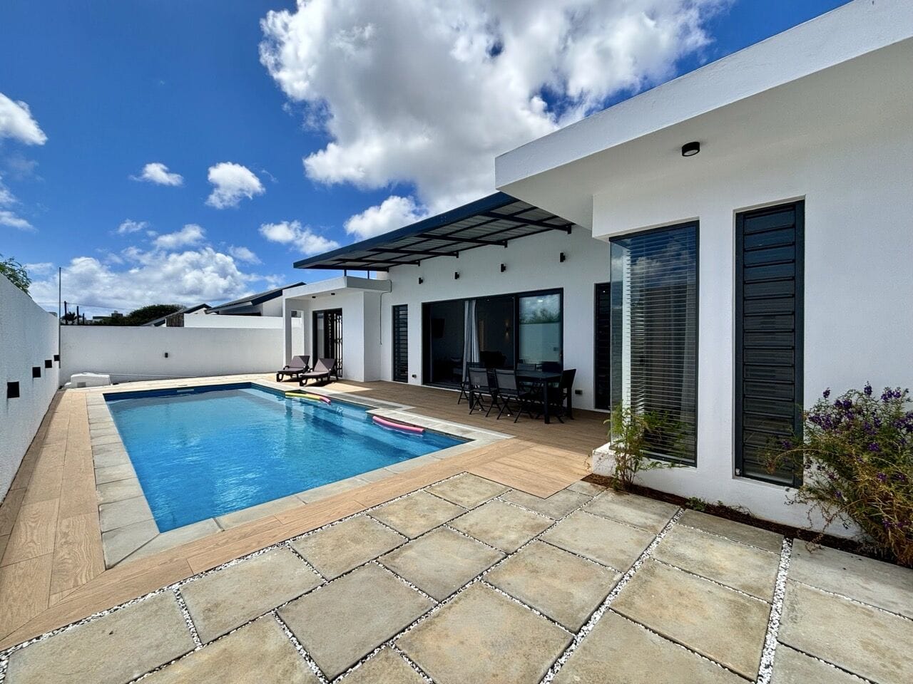 VILLA DE PLAIN-PIED 3 CHAMBRES, GRANDS VOLUMES ET PISCINE 12 M – PEREYBERE
