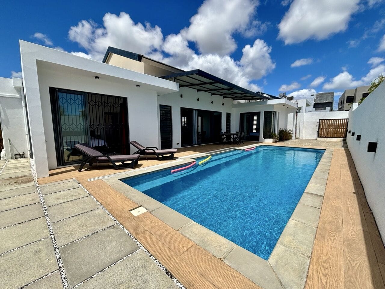 VILLA DE PLAIN-PIED 3 CHAMBRES, GRANDS VOLUMES ET PISCINE 12 M – PEREYBERE - Photo 2