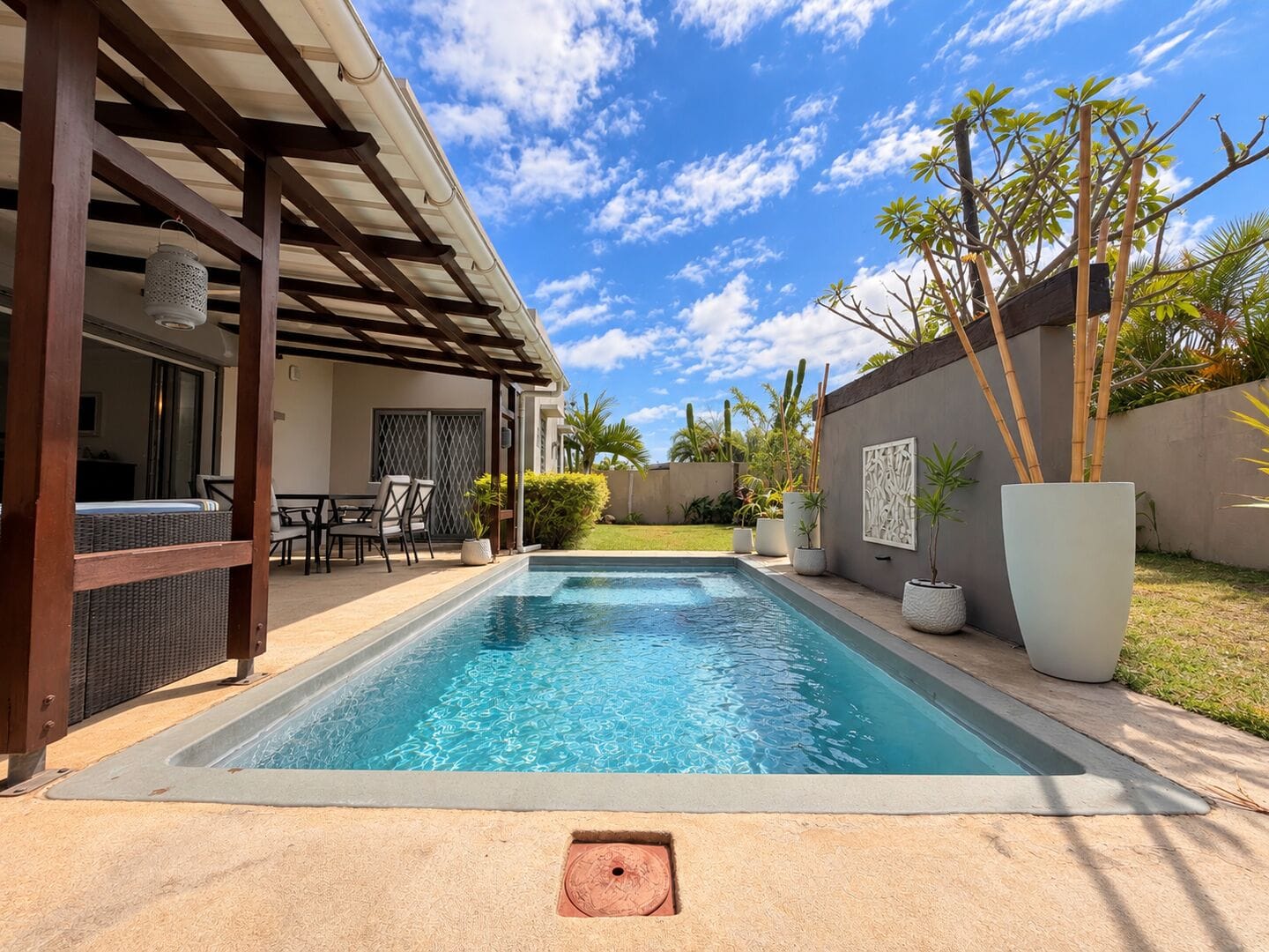 Stunning Renovated 3-Bedroom Ensuite Villa with Private Pool – Pereybere - Photo 2