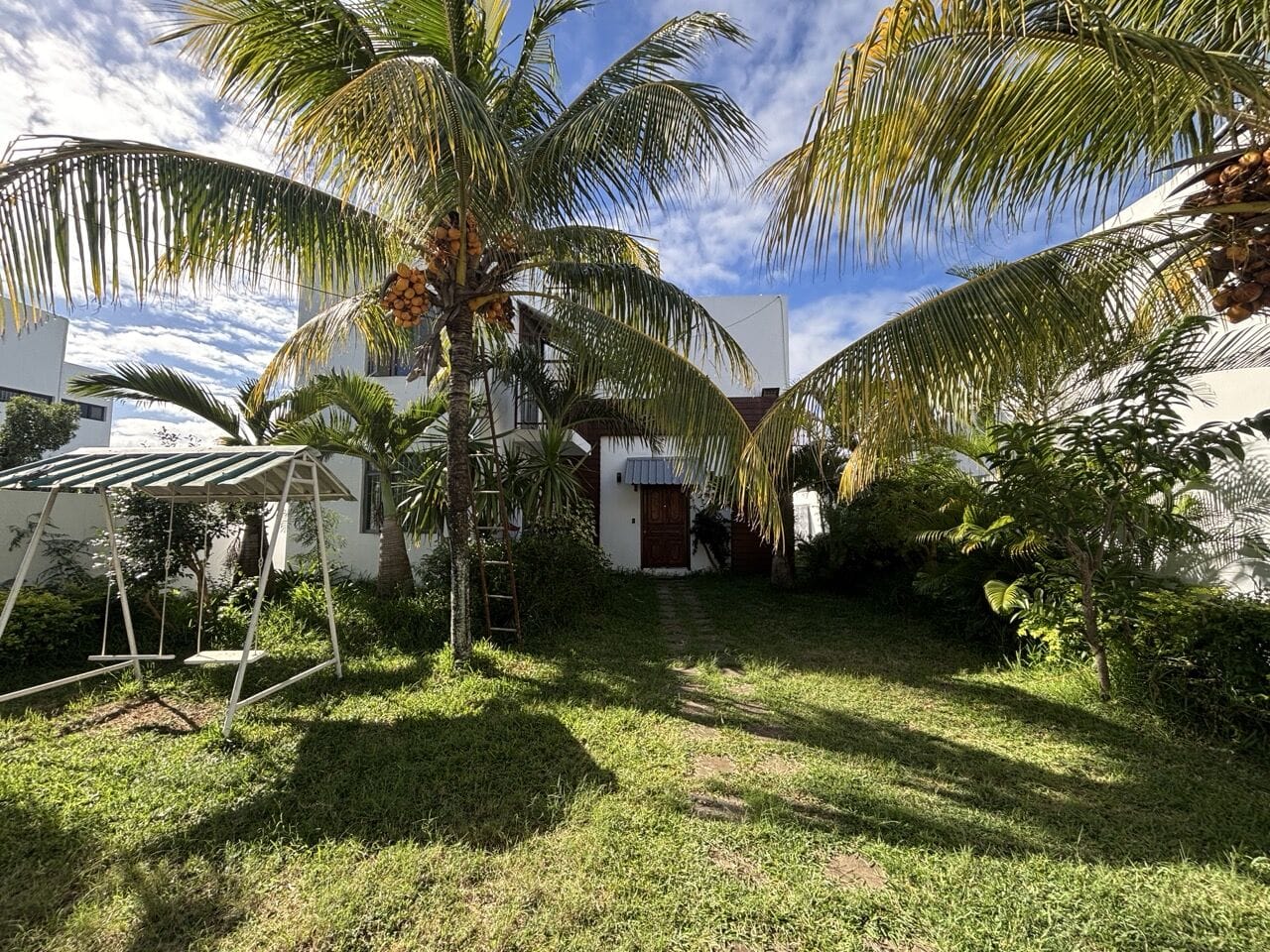 4-BEDROOM VILLA WITH SWIMMING POOL AND LANDSCAPED GARDEN – BEAU MANGUIER ESTATE, PEREYBÈRE - Photo 1