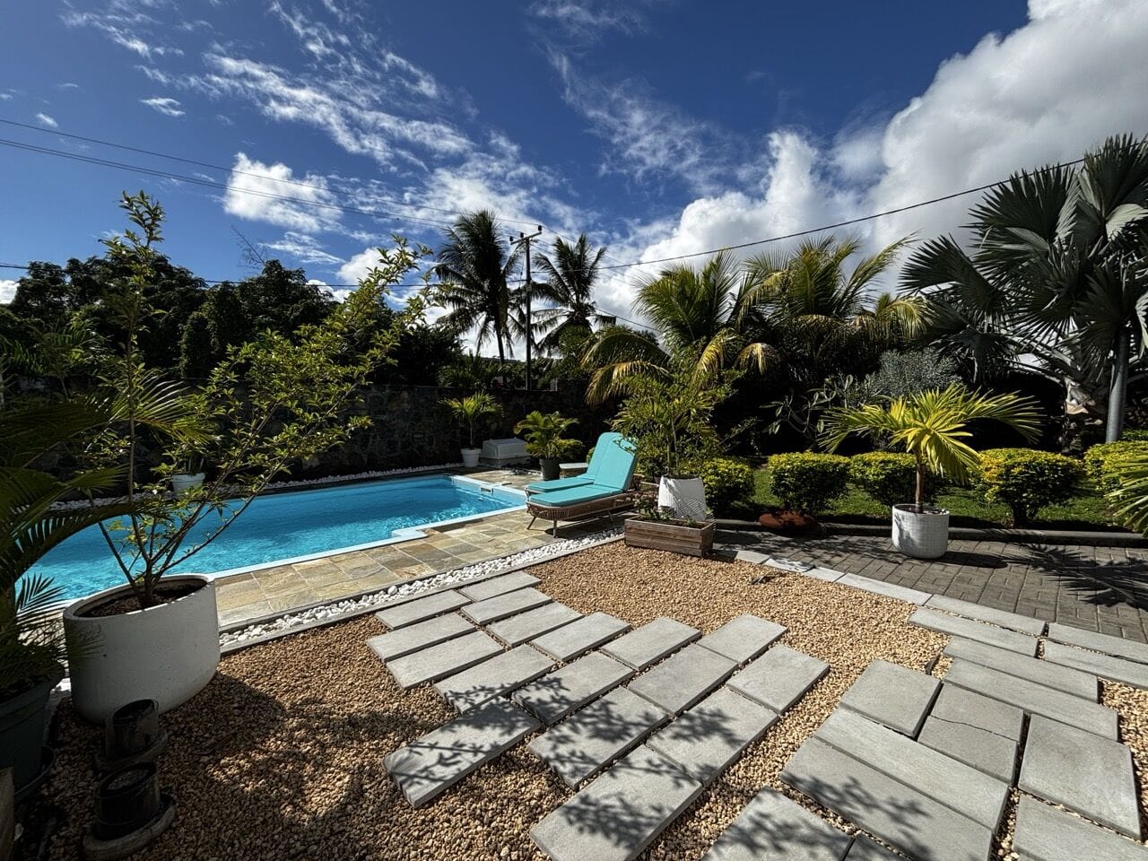 EXCLUSIVE – CONTEMPORARY VILLA WITH HIGH-CEILINGED LIVING ROOM, GARDEN & SWIMMING POOL – PÉREYBÈRE - Photo 1