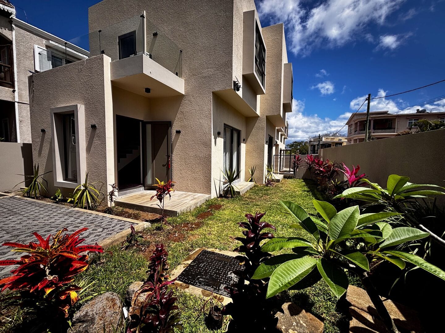 BRAND-NEW 2-BEDROOM HIGH-END DUPLEX WITH PRIVATE GARDEN – PEREYBÈRE - Photo 1