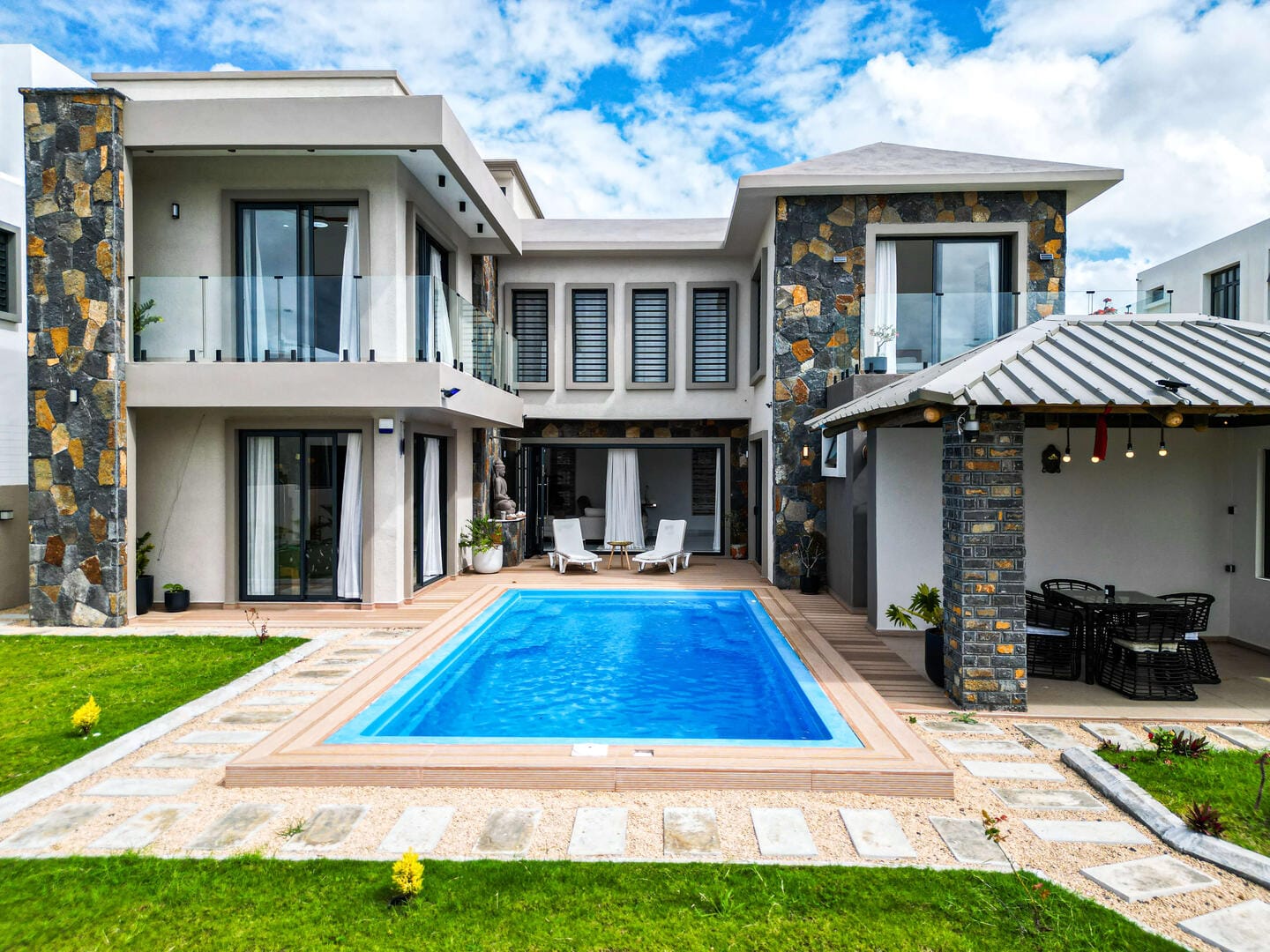 VILLA D’EXCEPTION AUX VOLUMES GÉNÉREUX – PÉREYBÈRE