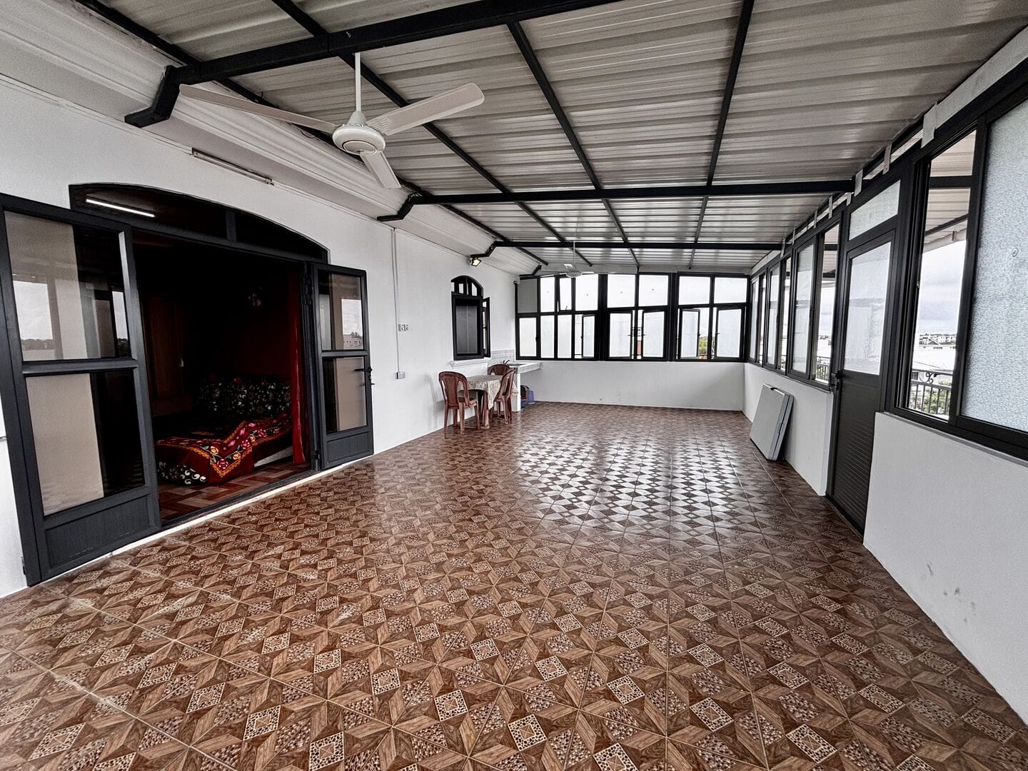 STUDIO SPACIEUX AVEC IMMENSE TERRASSE À LOUER – MONT CHOISY - Photo 2