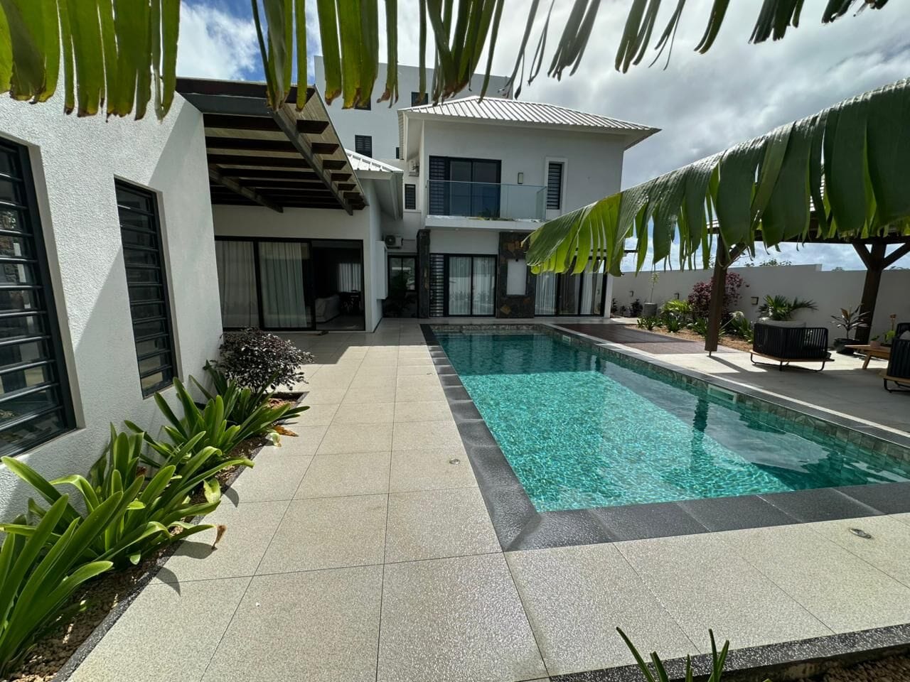 NEWLY BUILT VILLA WITH SWIMMING POOL, KIOSK AND REMOTE-CONTROLLED DOUBLE GARAGE – GRAND BAIE - Photo 2