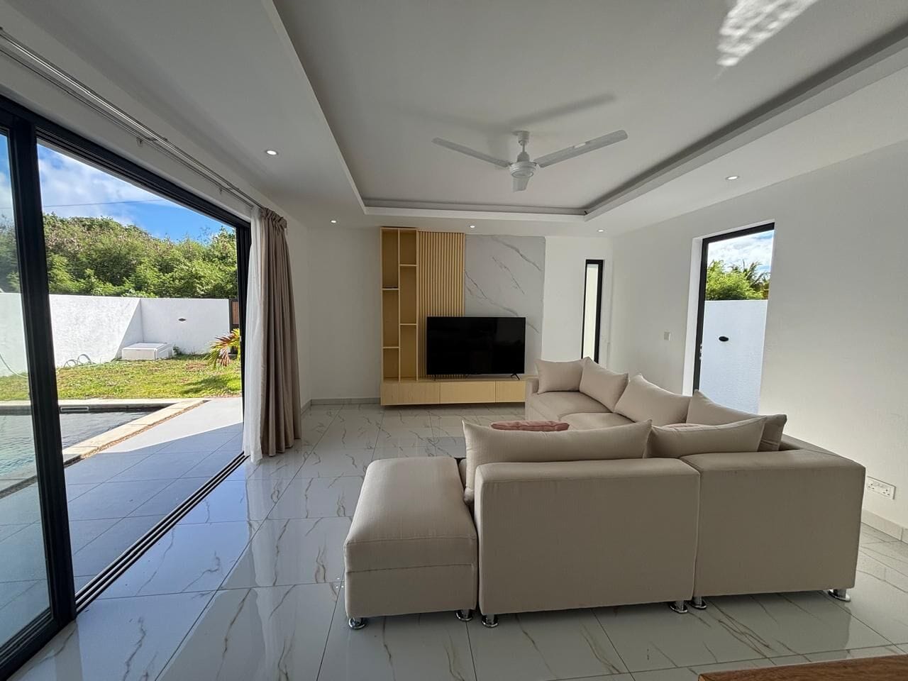 NEW VILLA WITH POOL IN CALODYNE – 2 MINUTES FROM INTERMART - Photo 2