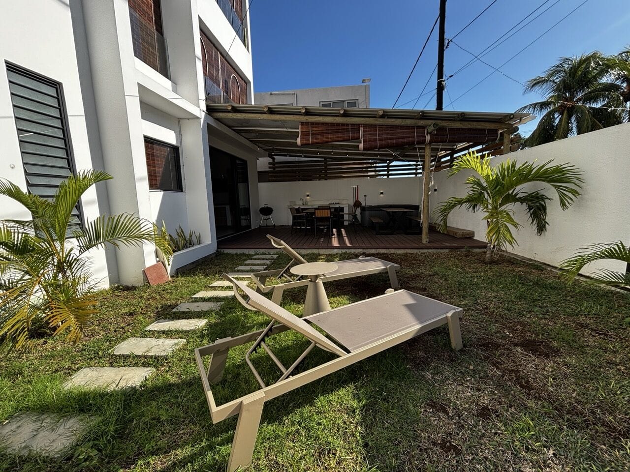 CONTEMPORARY 3-BEDROOM GROUND-FLOOR APARTMENT JUST A FEW STEPS FROM THE SEA – TROU AUX BICHES - Photo 1