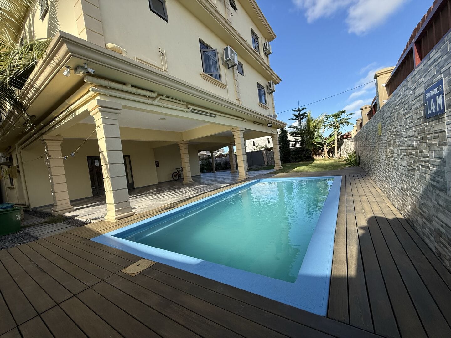 APPARTEMENT 3 CHAMBRES AVEC PISCINE COMMUNE À 5 MINUTES DE LA PLAGE – TROU AUX BICHES
