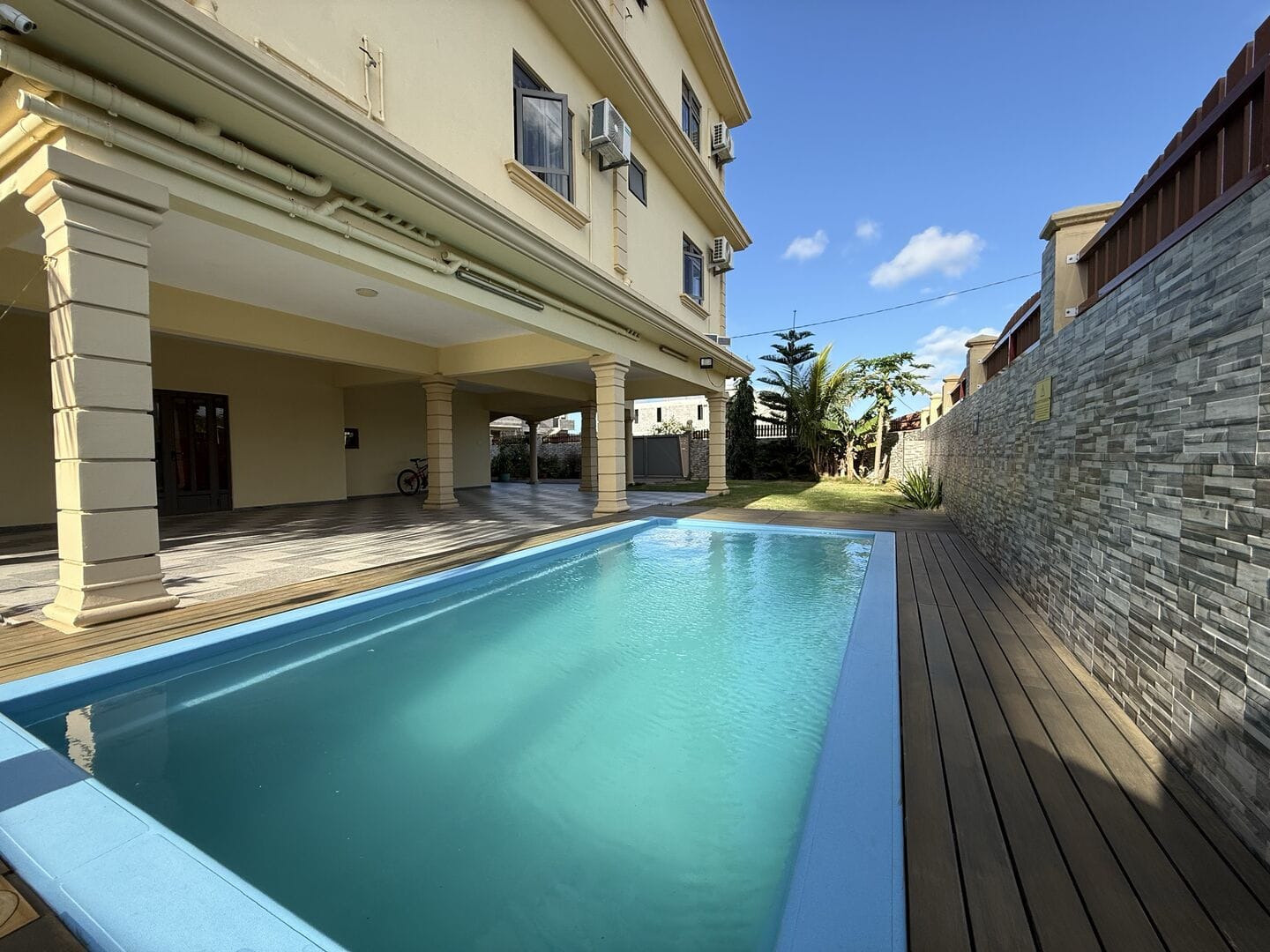 APPARTEMENT 3 CHAMBRES AVEC PISCINE COMMUNE À 5 MINUTES DE LA PLAGE – TROU AUX BICHES - Photo 2