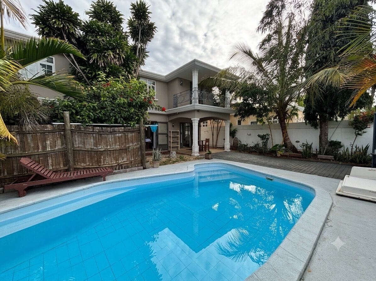 MAISON 3 CHAMBRES AVEC PISCINE DANS UN QUARTIER RÉSIDENTIEL - TROU AUX BICHES - Photo 2