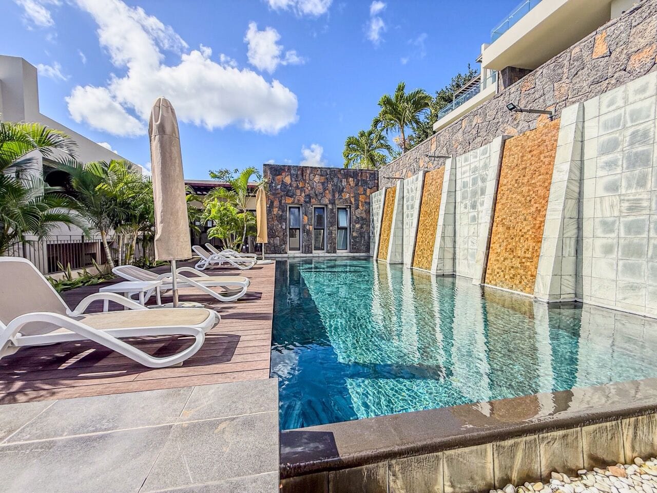 LUXURY 3-BEDROOM APARTMENT WITH SEA AND MOUNTAIN VIEWS – TAMARIN - Photo 2