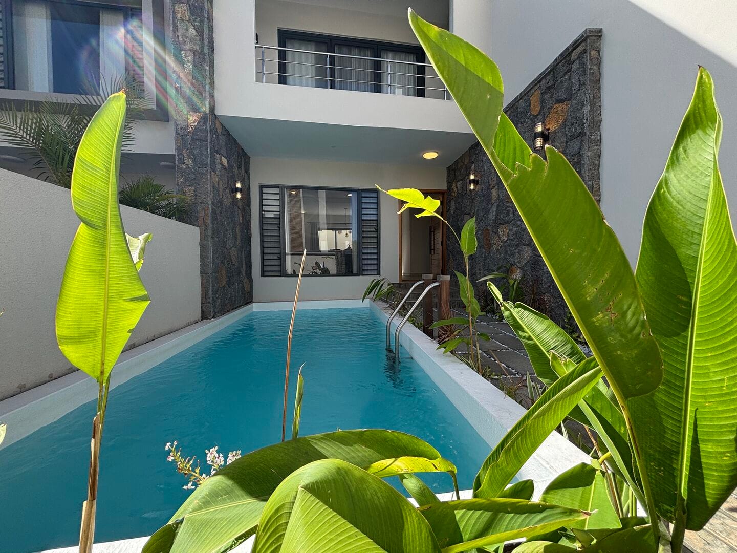 New villa with swimming pool and enclosed garage – Pereybère