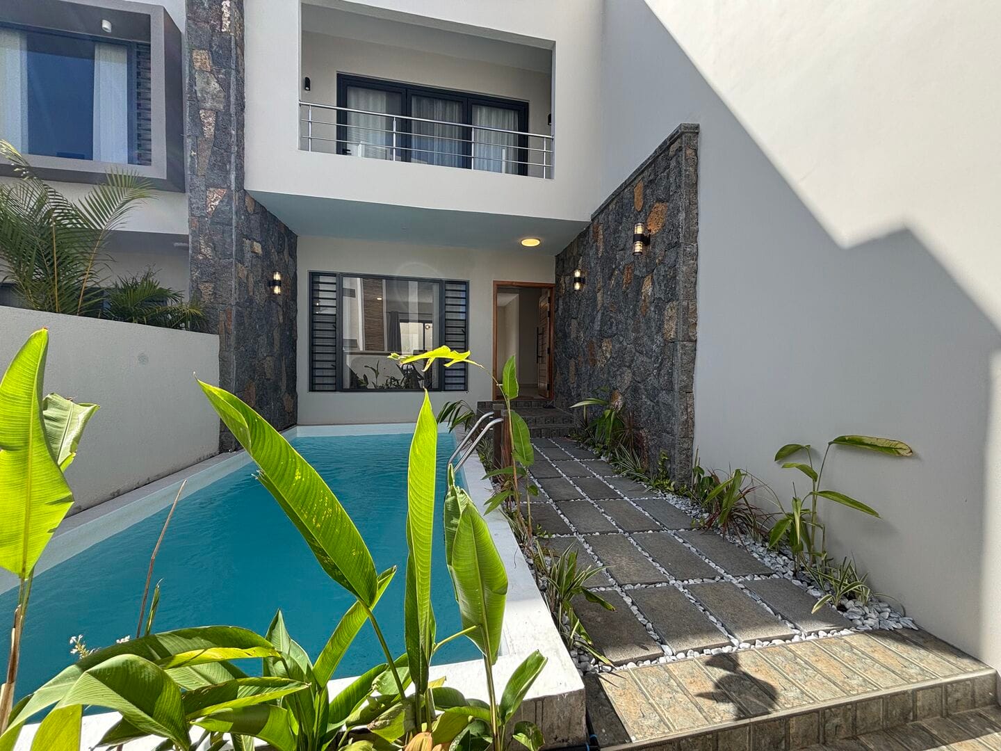 New villa with swimming pool and enclosed garage – Pereybère - Photo 2