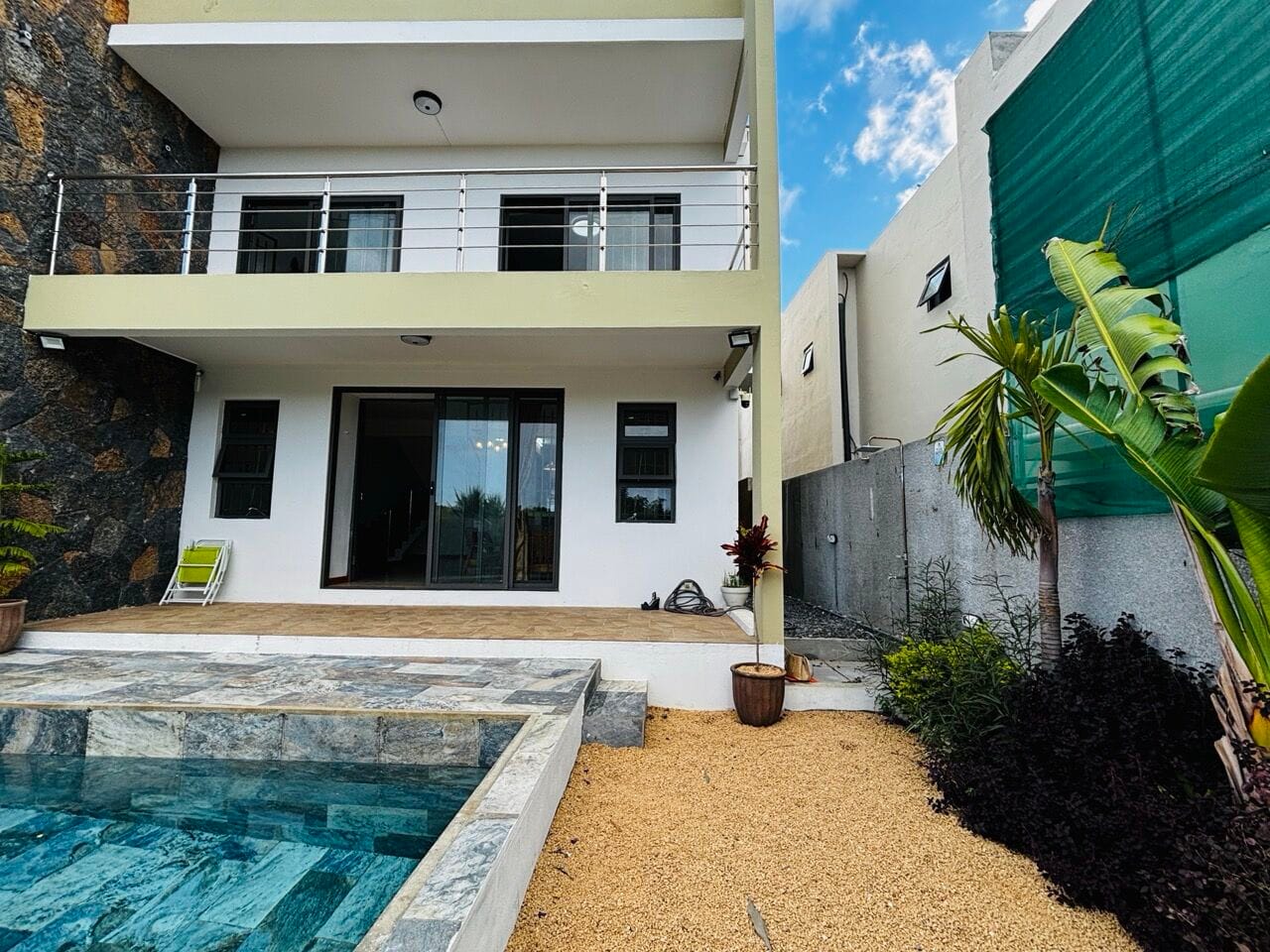 3-BEDROOM DUPLEX WITH STONE SWIMMING POOL AND ROOFTOP TERRACE IN PEREYBERE - Photo 1