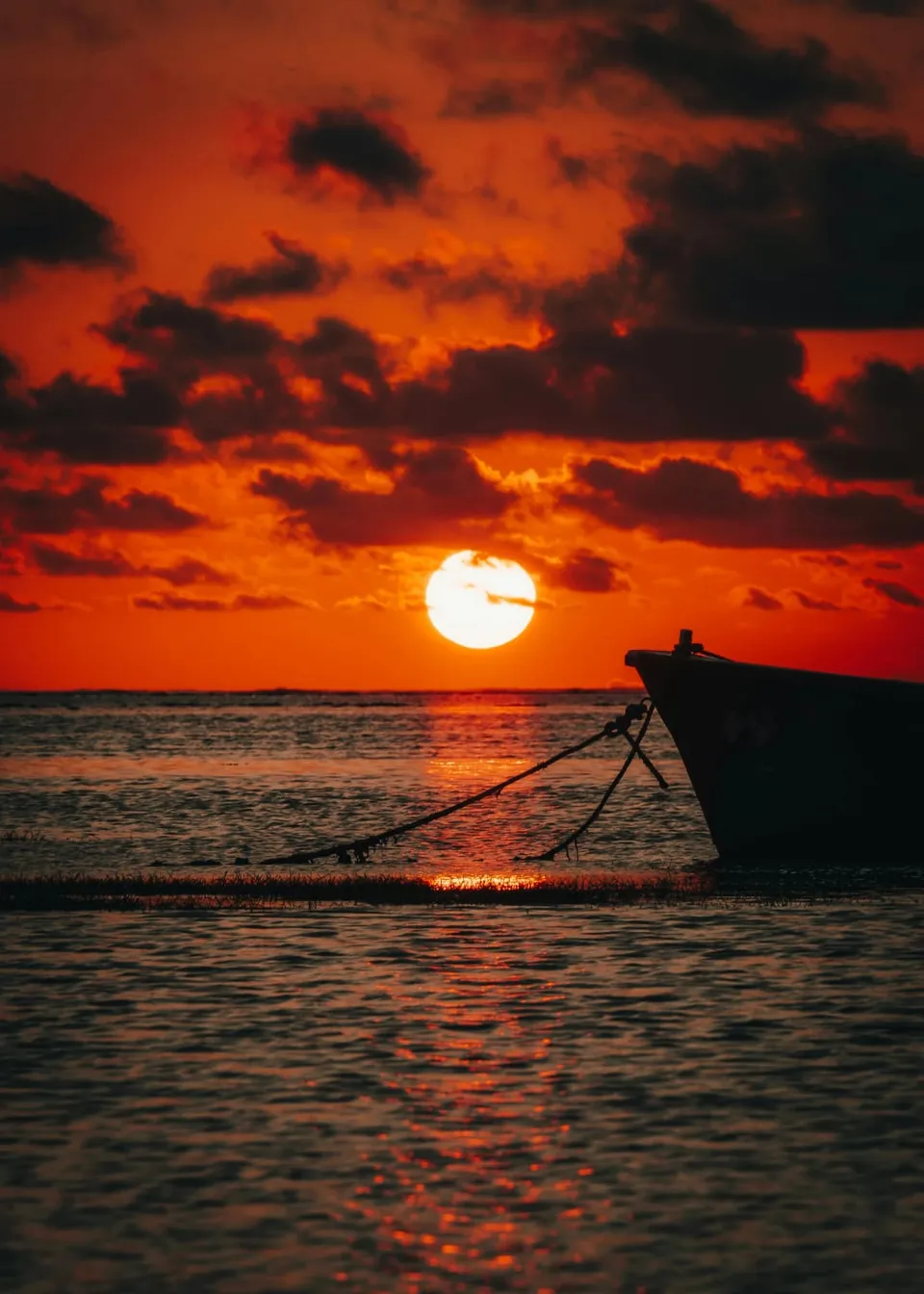 Coucher de soleil flamboyant sur un lagon de l'île Maurice