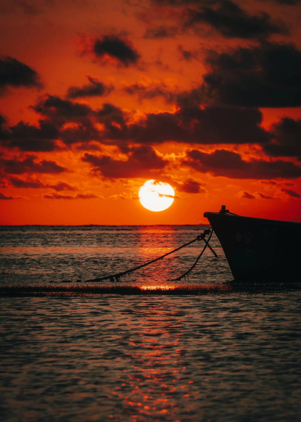 Coucher de soleil flamboyant sur un lagon de l'île Maurice