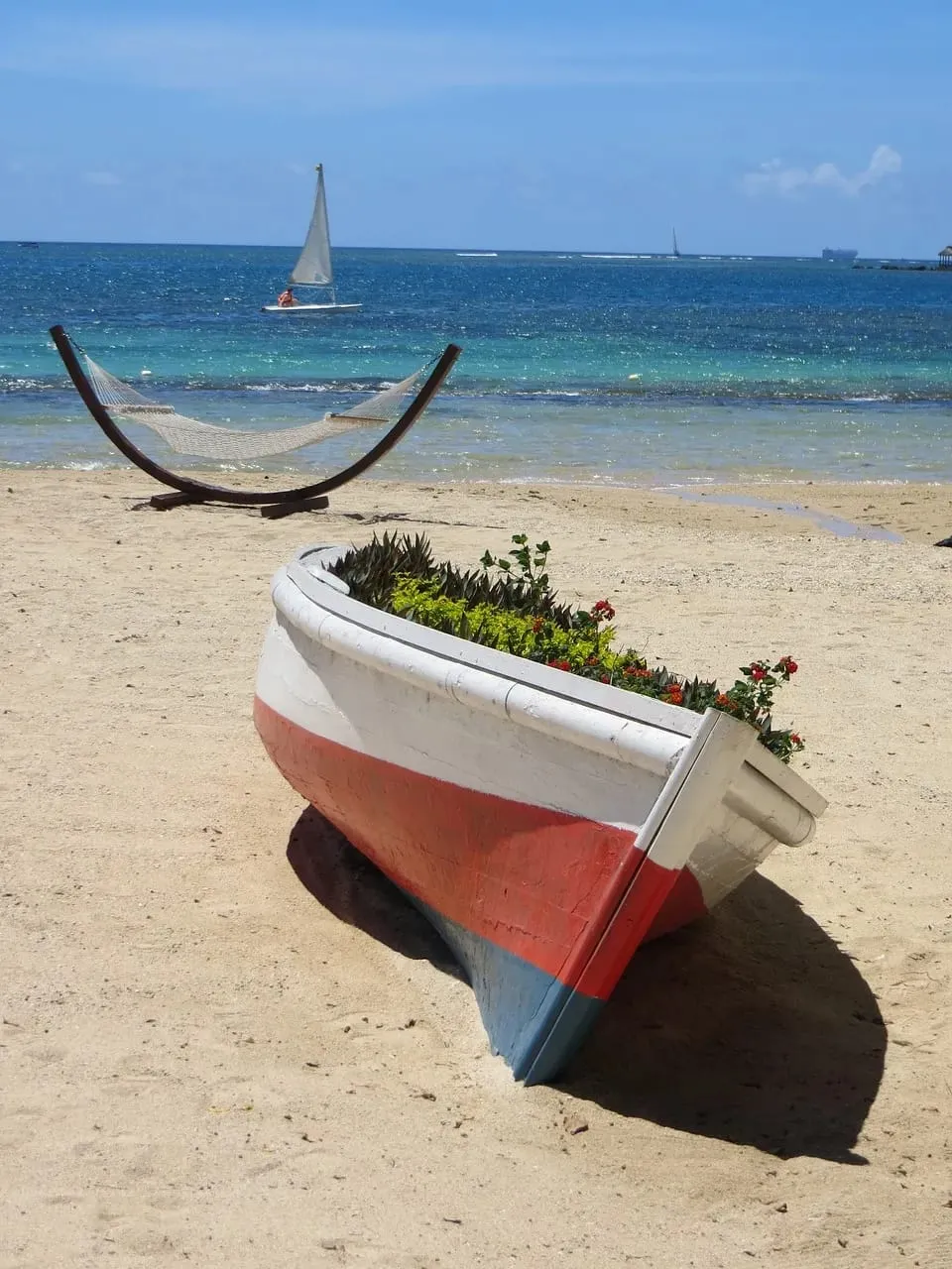 Barque fleurie et hamac sur une plage de l'île Maurice