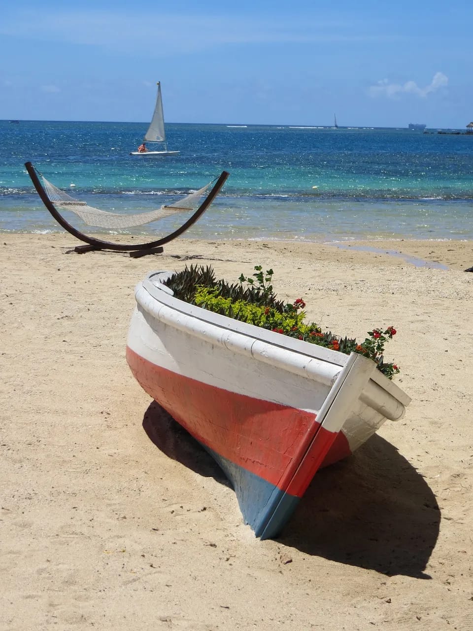 Barque fleurie et hamac sur une plage de l'île Maurice