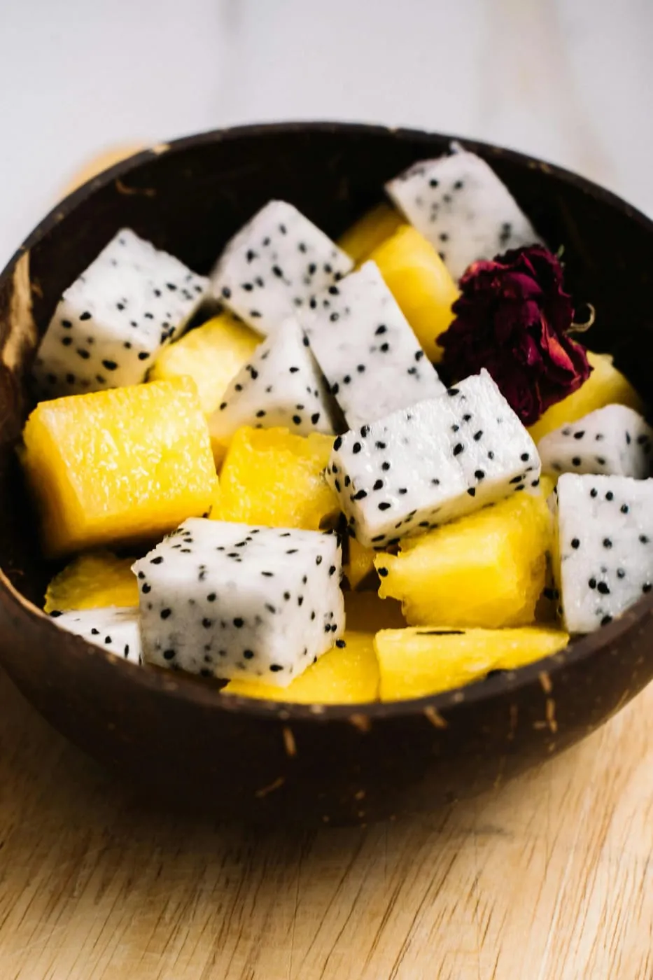 Bol de fruits tropicaux frais, ananas et fruit du dragon